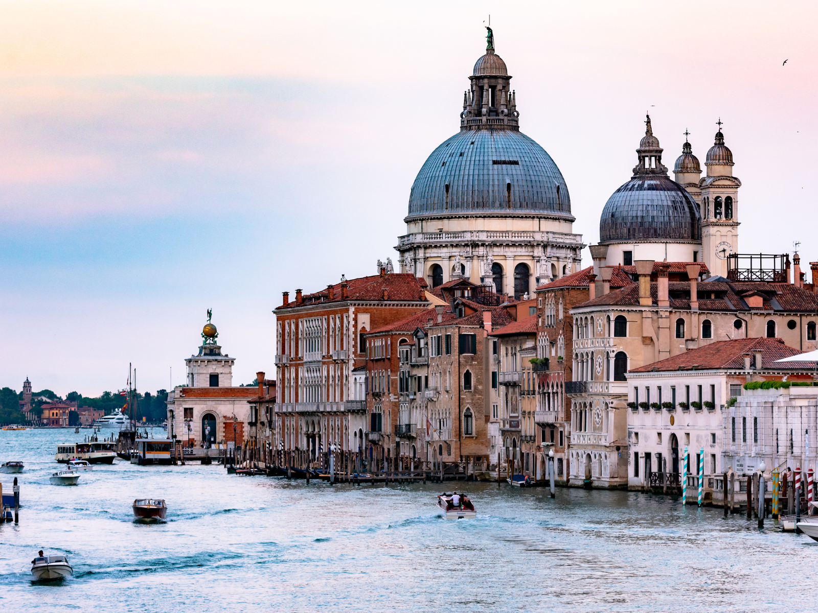 Photo of Venice, Italy at dusk for Venice Instagram captions.